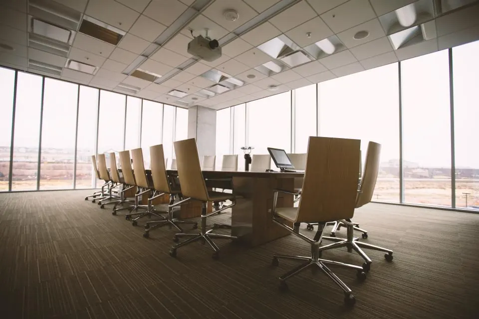 Sala de reuniones vacía con ventanales